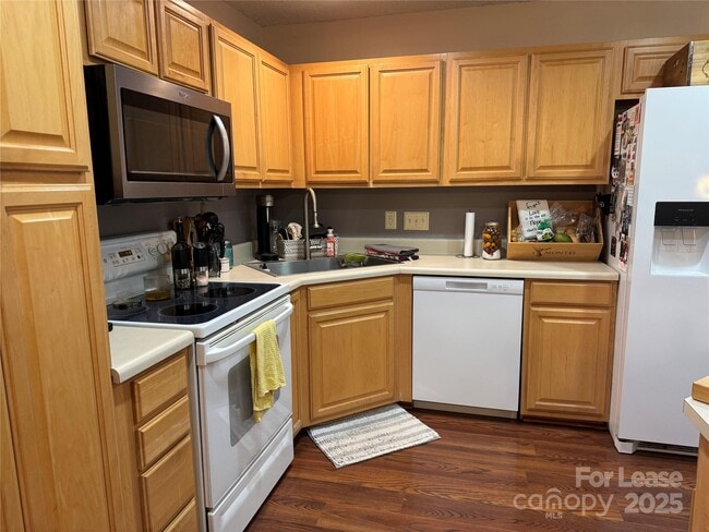 Building Photo - 8763 Robinson Forest Dr