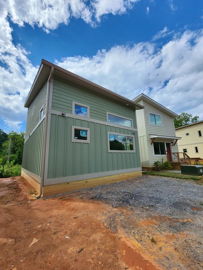 Building Photo - East Asheville Rental