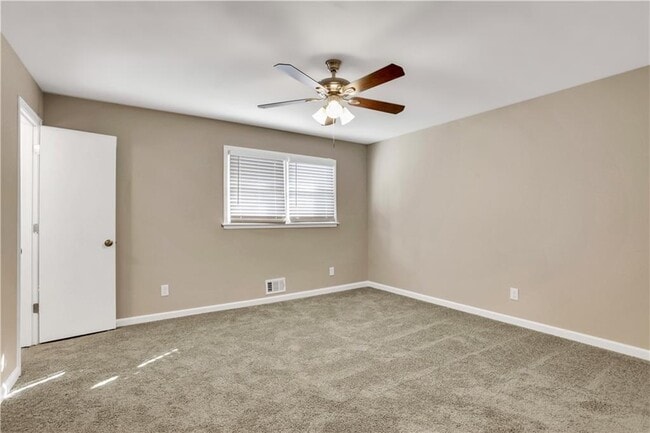 Building Photo - 4952 Pebblebrook Dr