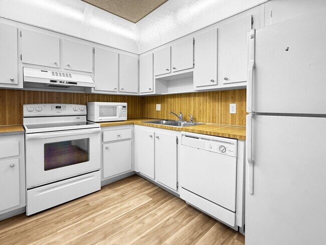 Building Photo - 919 Hillcrest Dr