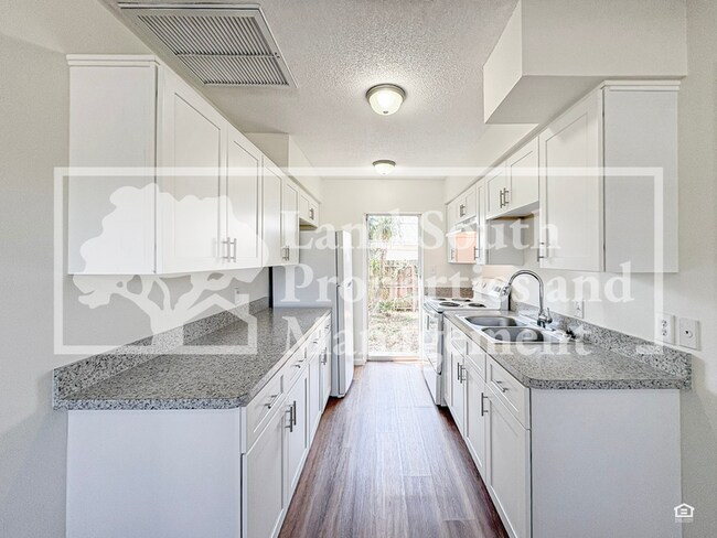 Building Photo - 420 Allamanda Dr