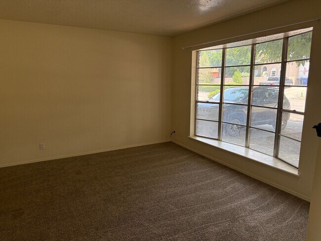 Building Photo - Great location.  4 Br, 1 3/4 Ba, 2 living areas, spacious yard.