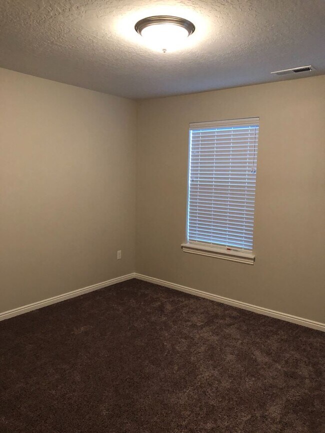 Building Photo - Darling Provo Townhome!