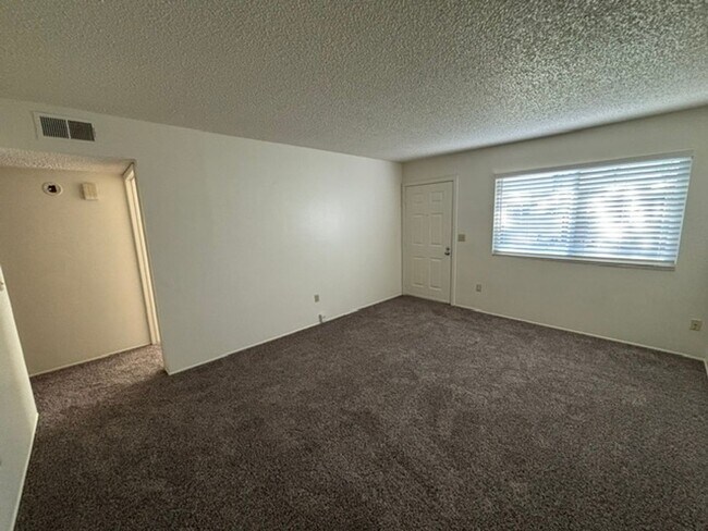 Building Photo - 8012 N Laurelglen Blvd
