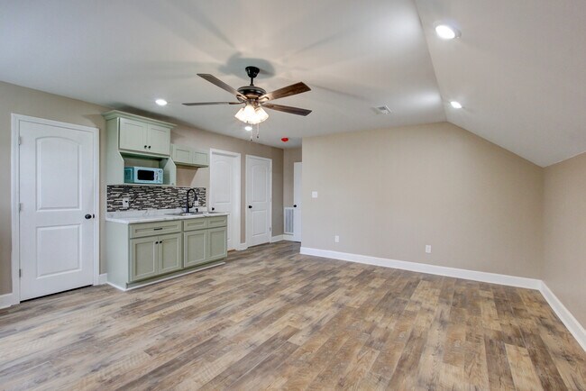 Building Photo - 135 Riverbend Dr