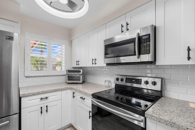 Building Photo - 3108 Fairway Dr N