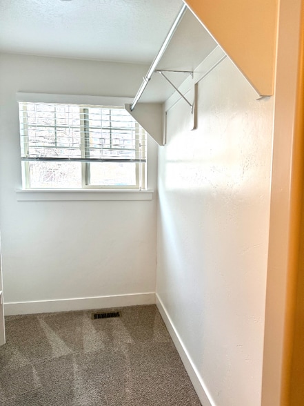 Building Photo - 822 S Aspen Wy