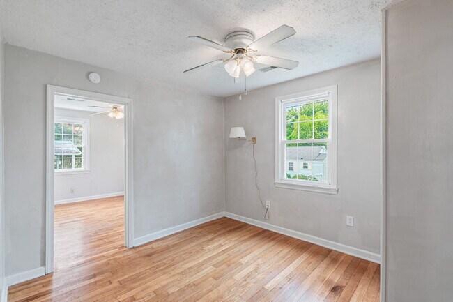 Building Photo - 1315 E Red Bud Rd