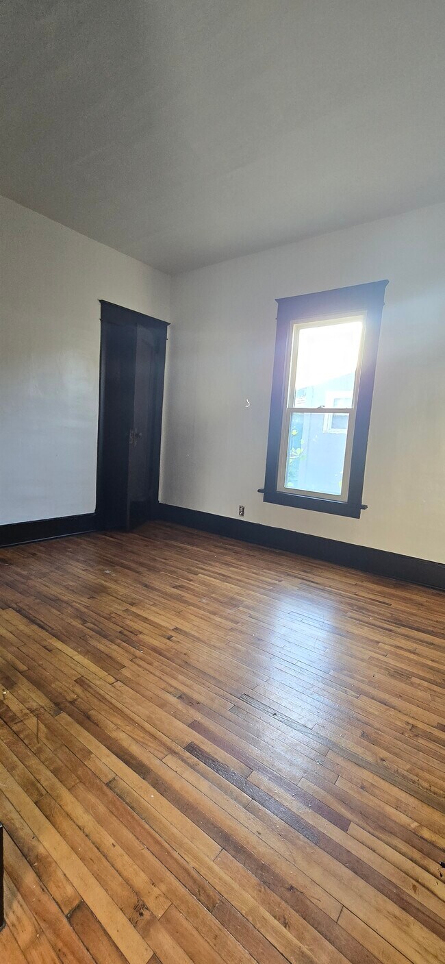 Building Photo - 409 Corunna Ave