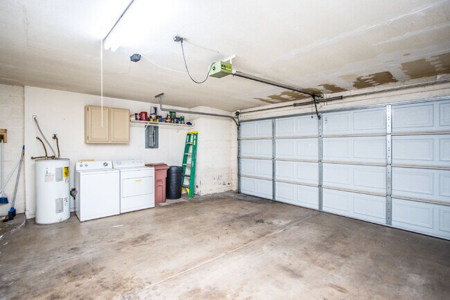Building Photo - 7631 E Sandalwood Dr