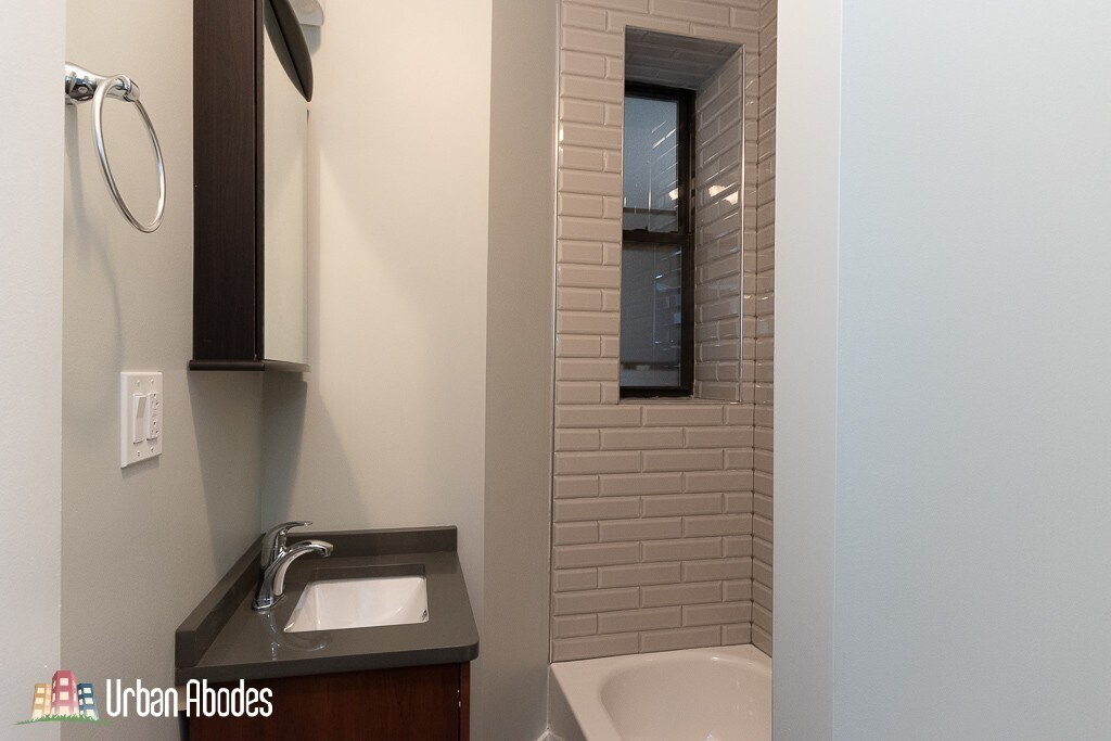 Building Photo - 644 W Oakdale Ave