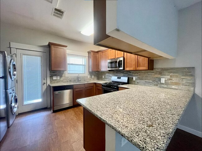 Building Photo - Spacious 4X2 North Loop Duplex