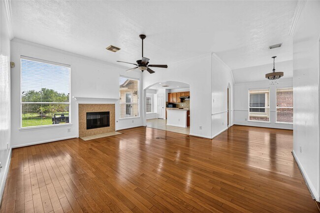 Building Photo - 12807 Canyon Echo Dr