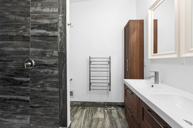 Primary Bath - 2643 Amber St