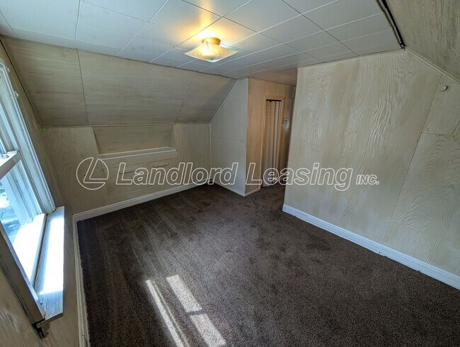 Building Photo - Quaint 3 Bedroom Home with Garage.