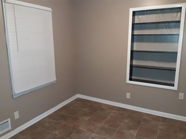 Building Photo - 3 Bedroom 2 Bath located in Oxford