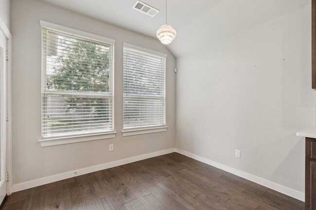 Building Photo - 1733 Lark Ln