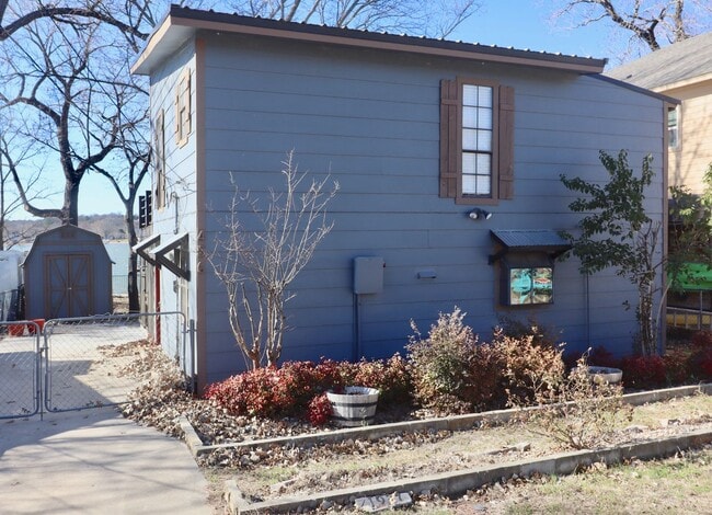 Building Photo - 1937 E Lake Dr