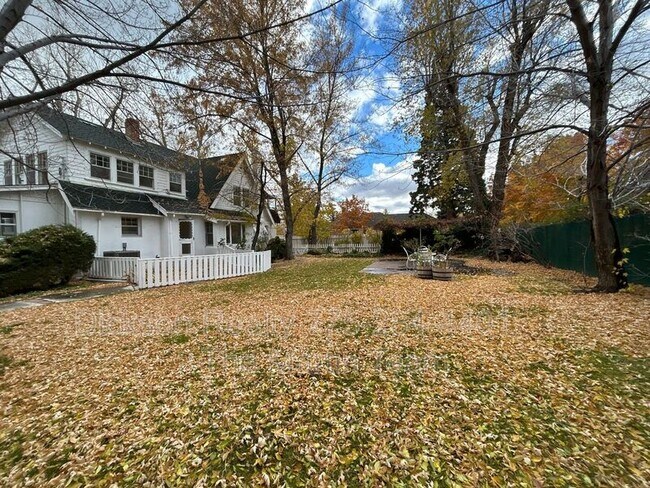 Building Photo - 901 Walker Ave