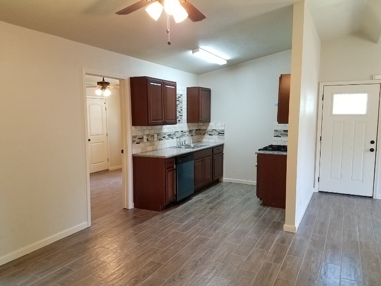 Building Photo - 5227 Vlg Gln Dr