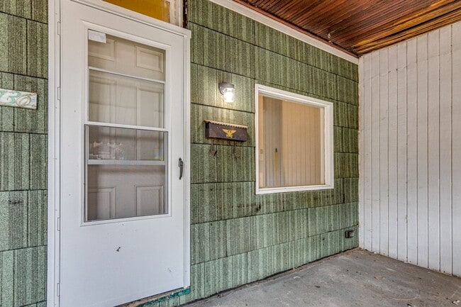 Building Photo - Remodeled 2 Bedroom, 1 Bathroom in Mt. Oliver- Newly Renovated!