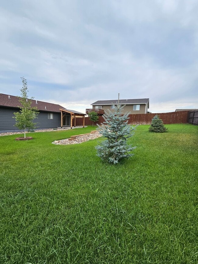 Building Photo - 3 BED | 2.5 BATH | SPLIT-FOYER HOME | DOUB...