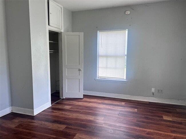Building Photo - 613 Harrison Ln