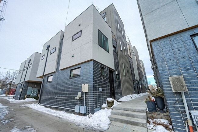 Building Photo - Modern 2-Bedroom Condo in Heart of Tennyso...