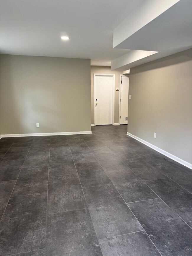 Building Photo - Spacious 4-Bedroom Home with 2 Kitchens | West Ann Arbor