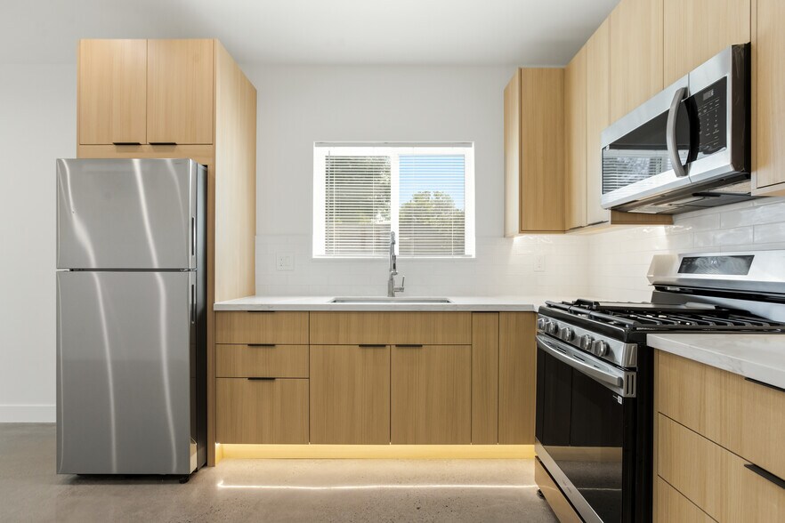 Building Photo - 7314 Fallbrook Ave