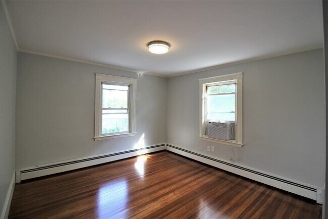 Building Photo - 8 Thurston Rd