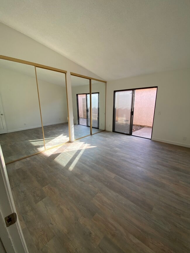 Building Photo - 10417 Hayford St