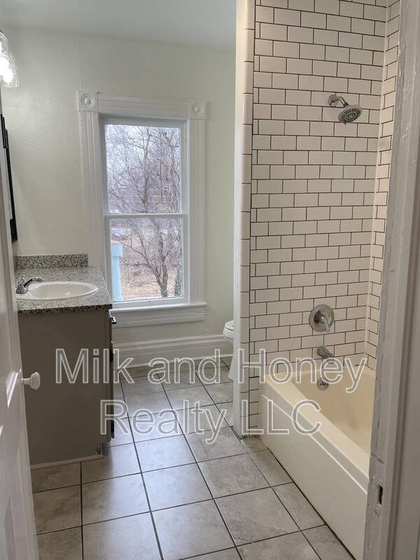 Building Photo - 509 E Harrison Ave