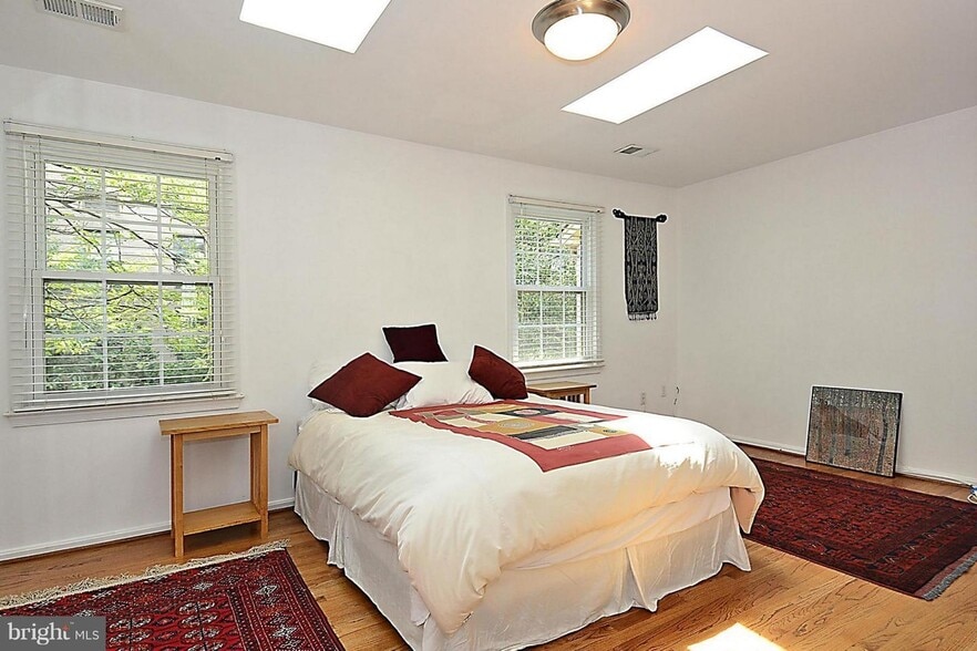 Building Photo - 1127 Fairview Ct