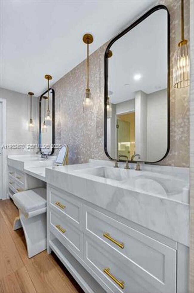 Building Photo - 700 NE 24th St