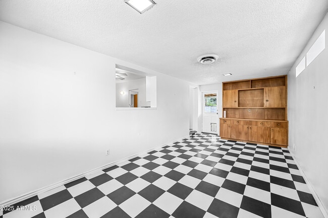 Building Photo - 4039 E Cambridge Ave