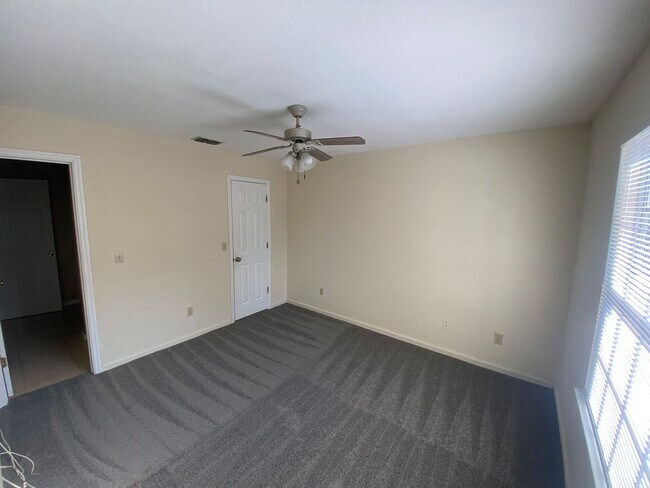 Building Photo - N.W. 2/2 Townhome off Mission Rd. near Fred George