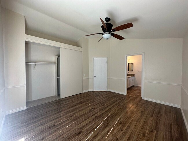 Building Photo - 39542 Del Val Dr