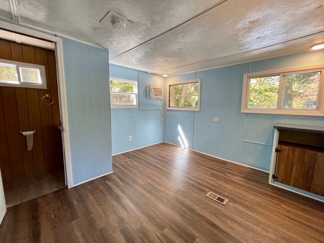 Building Photo - Updated 3 bedroom, 1.5 bath Home FOR RENT ...