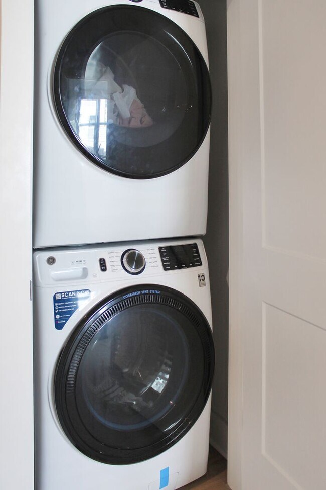 Building Photo - One-Room in shared condo