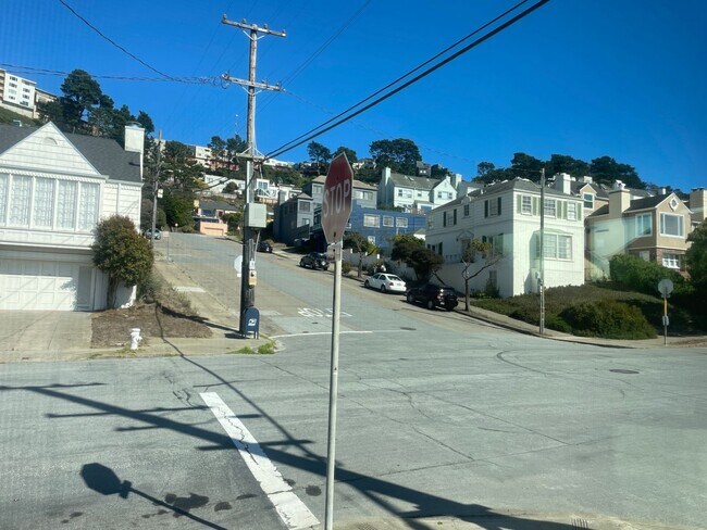 Building Photo - Golden Gate Heights: Remodeled, Spacious Studio w/ A/C, Laundry In-Unit and Dishwasher