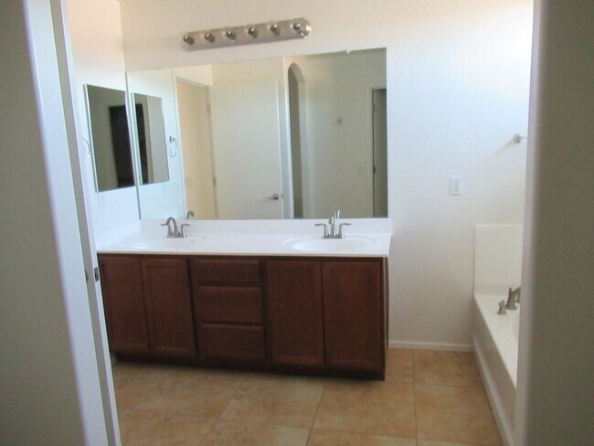 Building Photo - Spacious Home in Gated Community!