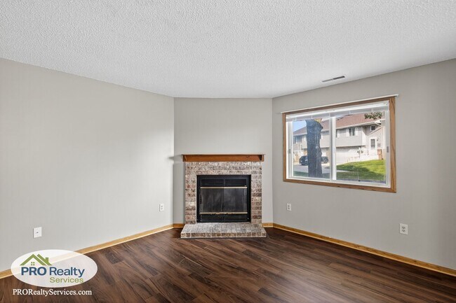 Building Photo - 3 Bedroom End Unit Townhouse