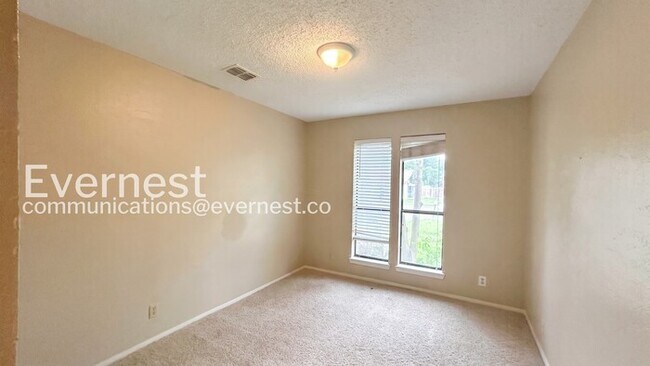 Building Photo - 3 Bed, 2 Bath Home with Fenced Yard & Garage / Pet-Friendly / Available Now!