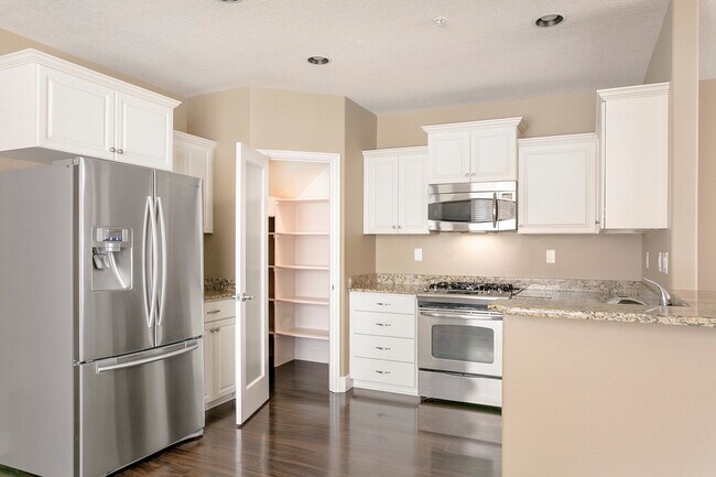 Building Photo - 3 Bedroom 2.5 Bathroom Townhome in the Hea...