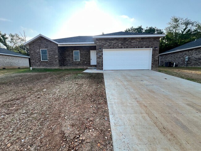 Primary Photo - 3 bedroom 2 bath 2 car garage Bolivar MO