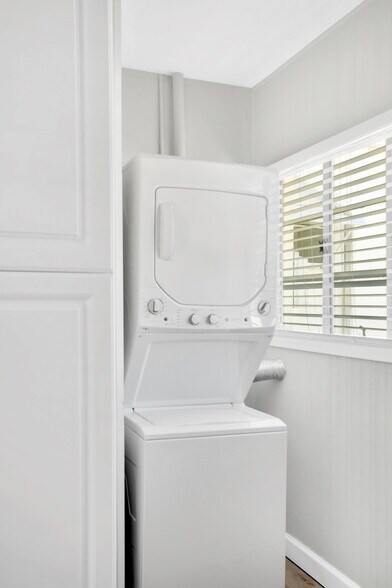 Building Photo - 310 S Mars Ave