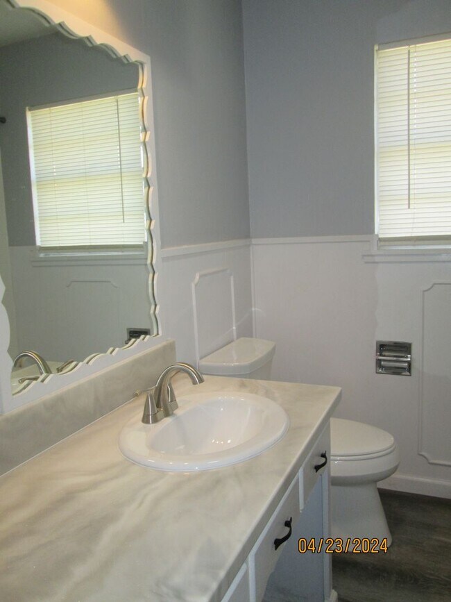 Building Photo - HOUSE -- 3 bedrooms, 2 bathrooms, Garage