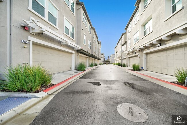 Building Photo - 3909 Portola Cmn