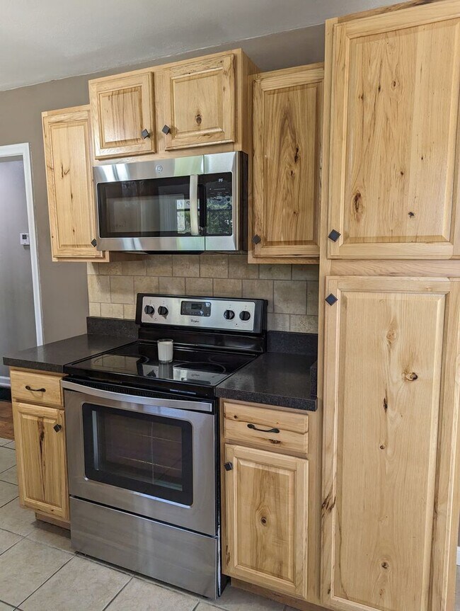 Building Photo - AVAILABLE NOW! - 2 Bedroom / 1 Bath Home i...